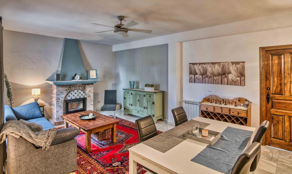 Villa Morera Bed & Breakfast - Deluxe Double Room (1 Adult + 2 Children)