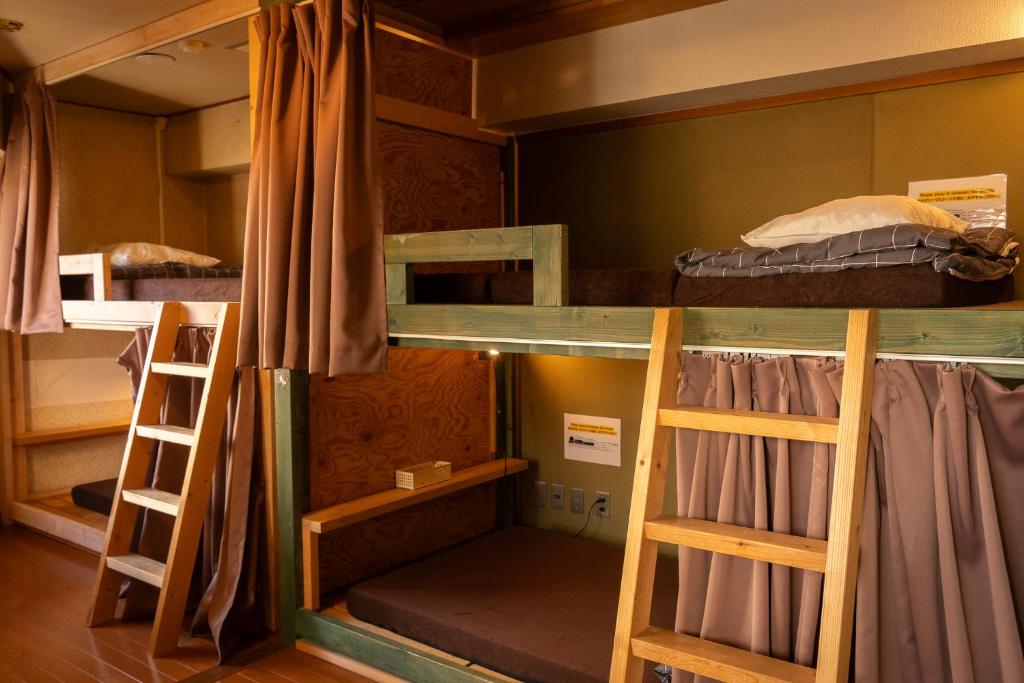 Palanda nebo palandy na pokoji v ubytování Local Knot Backpackers