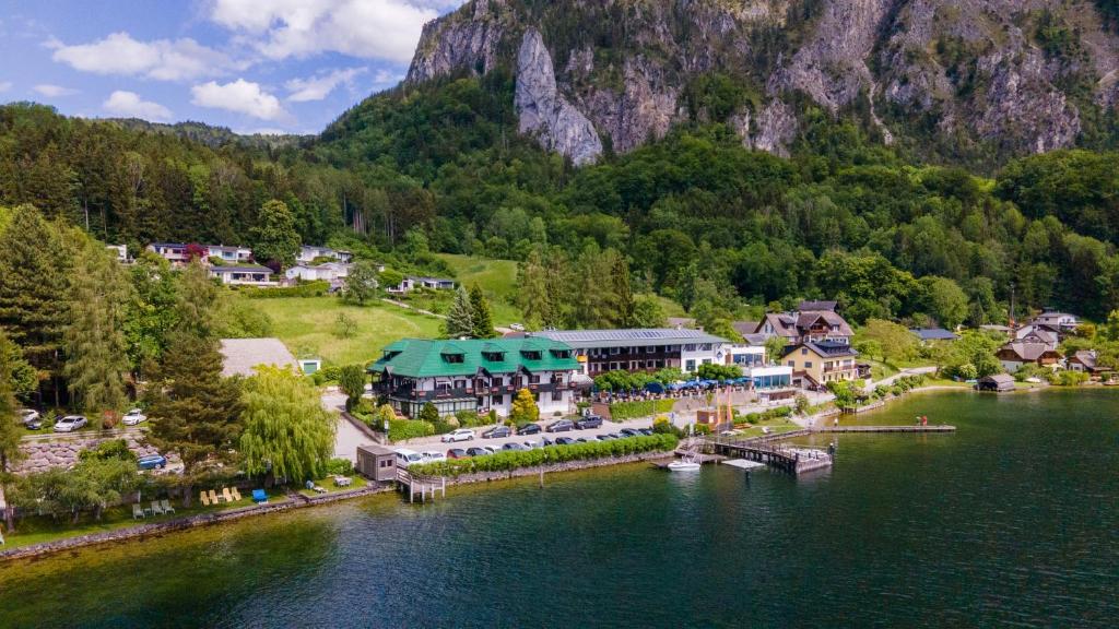 una vista aerea di un resort su un lago di Seegasthof Hois'n Wirt - Hotel mit Wellnessbereich a Gmunden