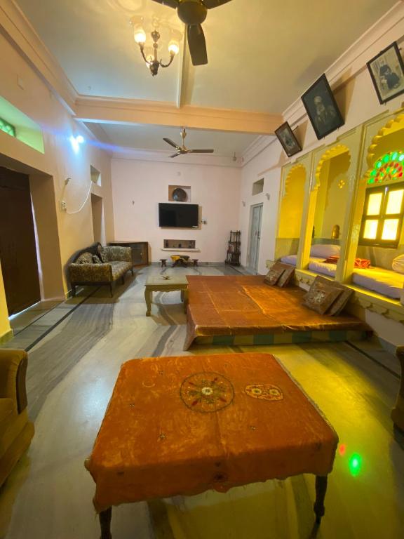 TV a/nebo společenská místnost v ubytování Tana Haveli - heritage stay in udaipur overlooing city palace