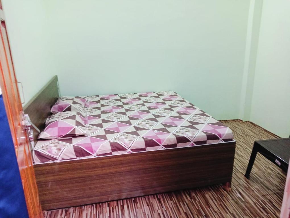 Rúm í herbergi á Kartik home stay