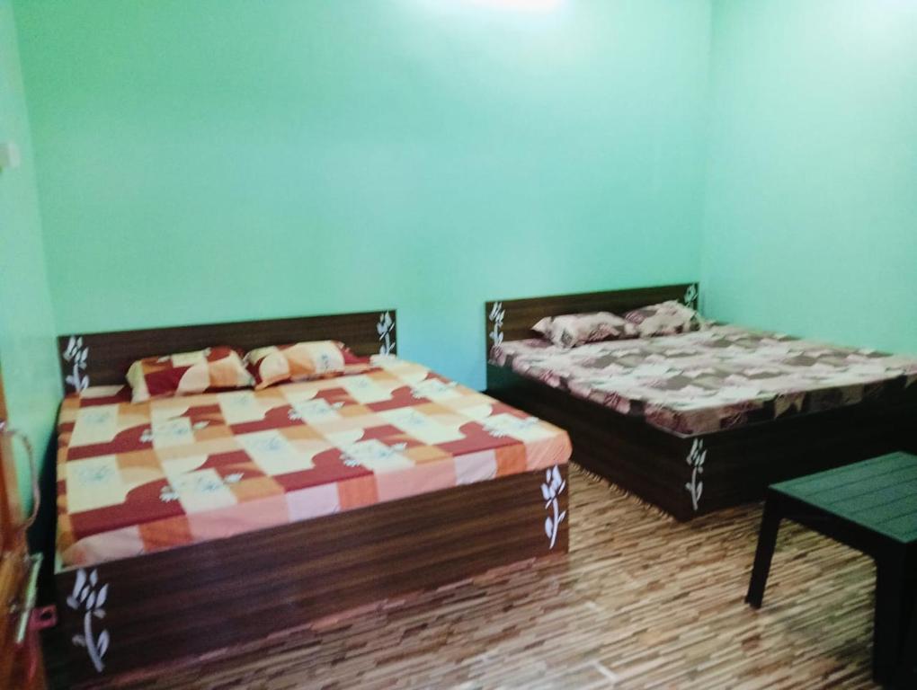 Rúm í herbergi á Kartik home stay