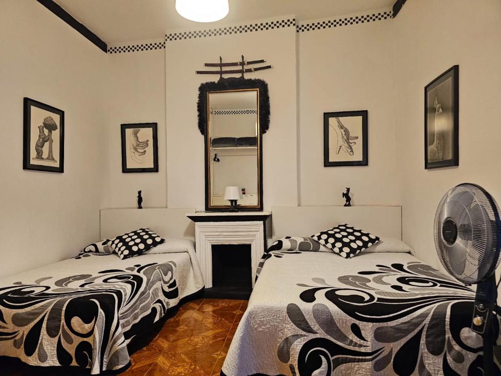Cama o camas de una habitación en Hostal Loyola