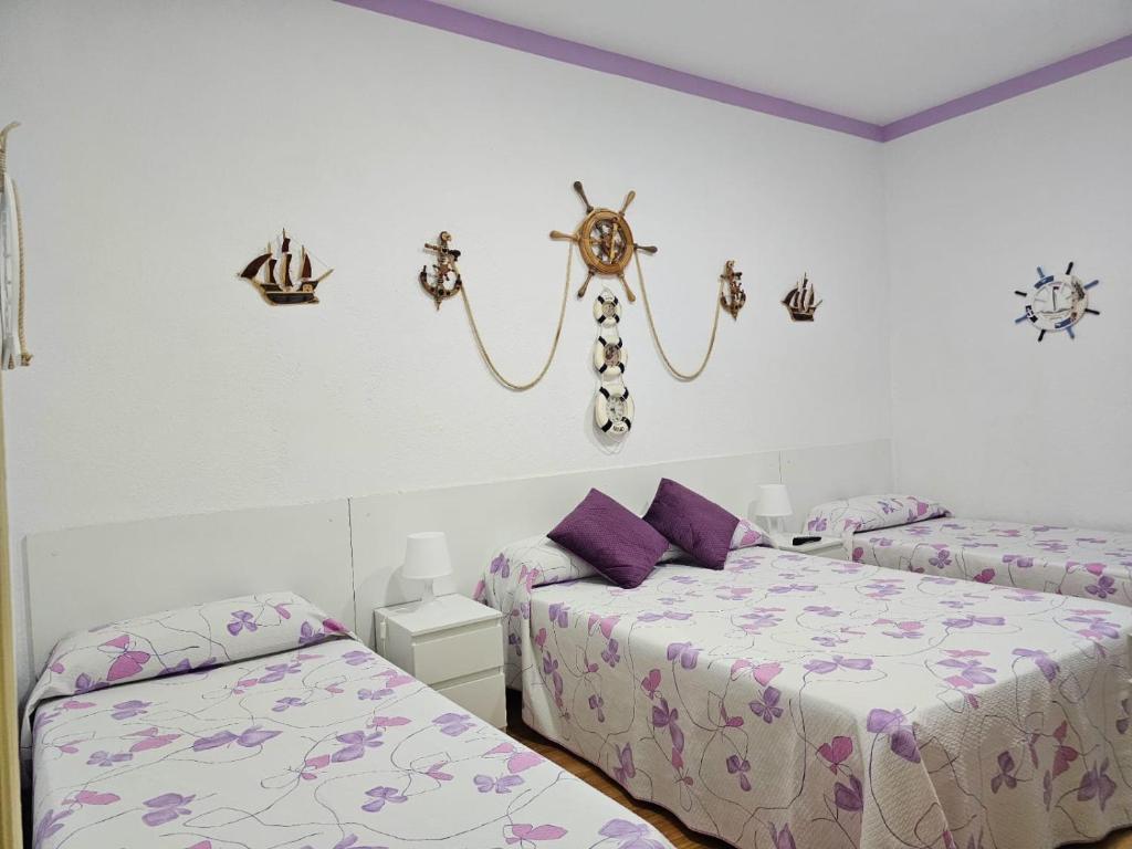 Cama o camas de una habitación en Hostal Loyola