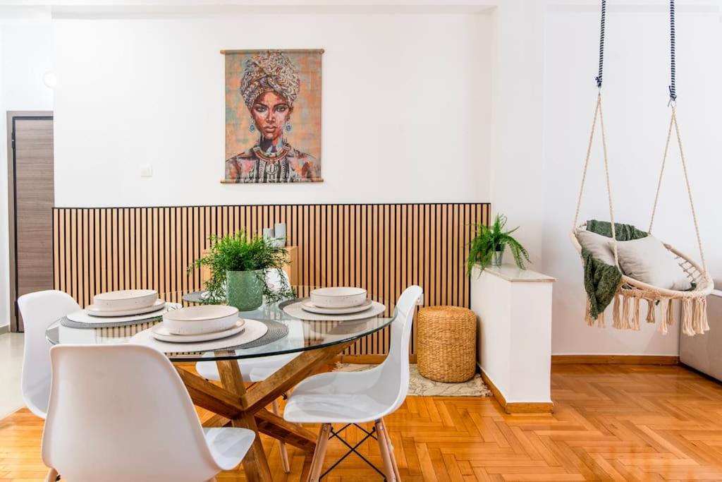 Nataly's Vibrant 2BR - 4 mins walk to Acropolis