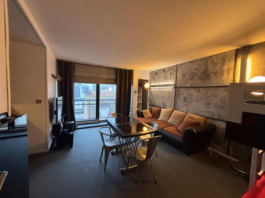 un salon avec un canapé et une table dans l'établissement Appart Nausicaa en plein centre-ville, à Le Touquet-Paris-Plage