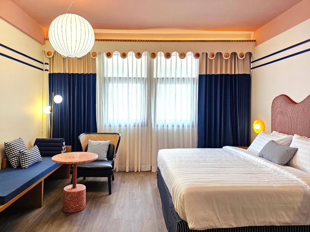 Giường trong phòng chung tại Blu Dock Restel Bangkok
