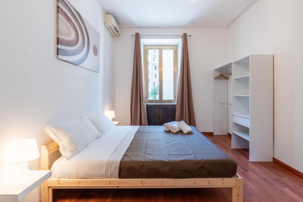 una piccola camera da letto con un letto e una finestra di Typical & Cozy Apartment - Testaccio - Trastevere a Roma