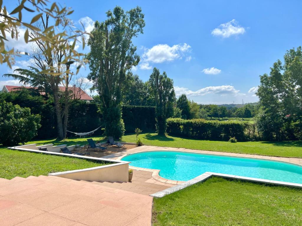 une piscine dans la cour d'une maison dans l'établissement Maison Jeanne, à Dommartin