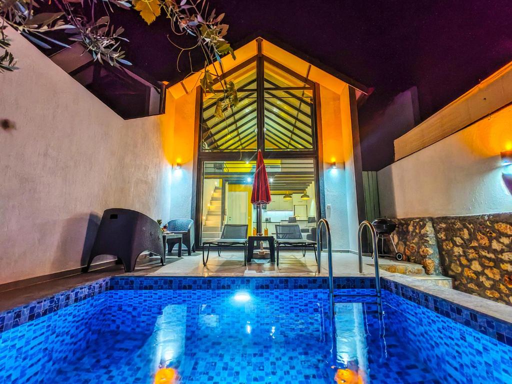 ein Swimmingpool mitten in einem Haus in der Unterkunft Villa Migala-1 in Bezirgân