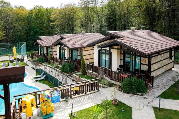 an aerial view of a house with a pool at Тодорини Кукли къща за гости in Varshets