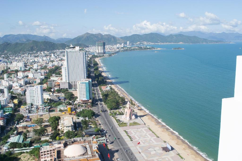 uma vista aérea de uma cidade e do oceano em Nha Trang Seaview Penthouse Apartment em Nha Trang