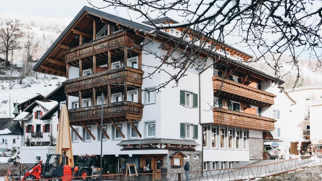 ein großes weißes Gebäude mit Holzbalkonen in der Unterkunft Apparthotel Litz in Schruns-Tschagguns