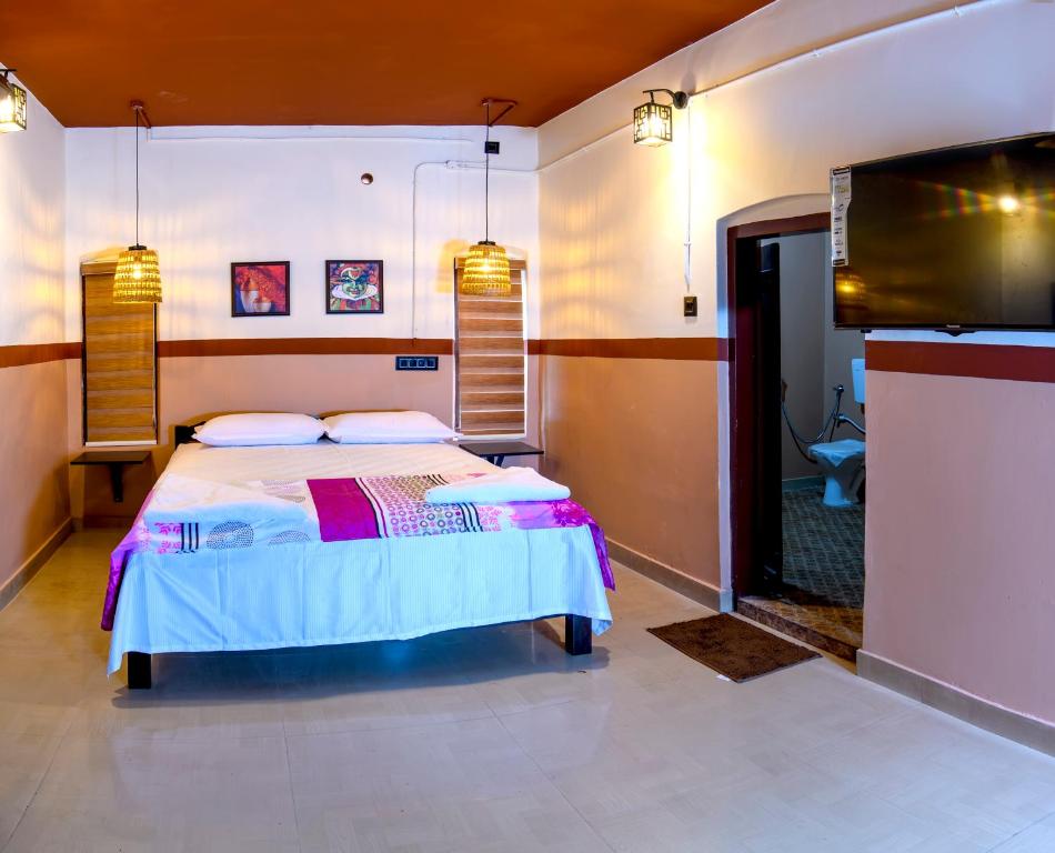 Voodi või voodid majutusasutuse Rams Guest House Samudra-Walk to Cliff,Odayam,Black Beach Varkala toas