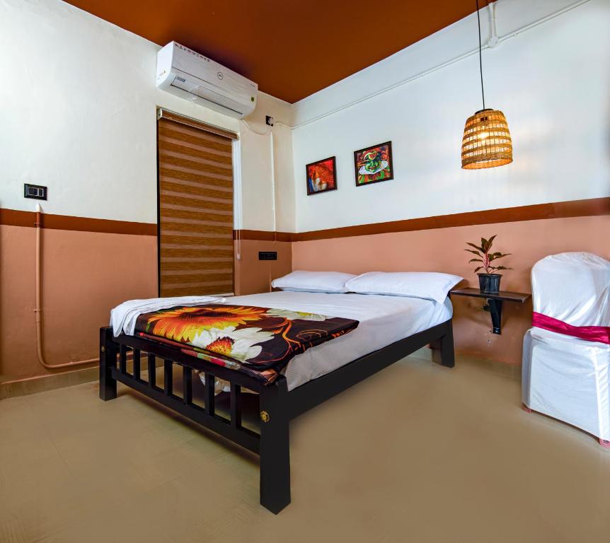 Voodi või voodid majutusasutuse Rams Guest House Samudra-Walk to Cliff,Odayam,Black Beach Varkala toas
