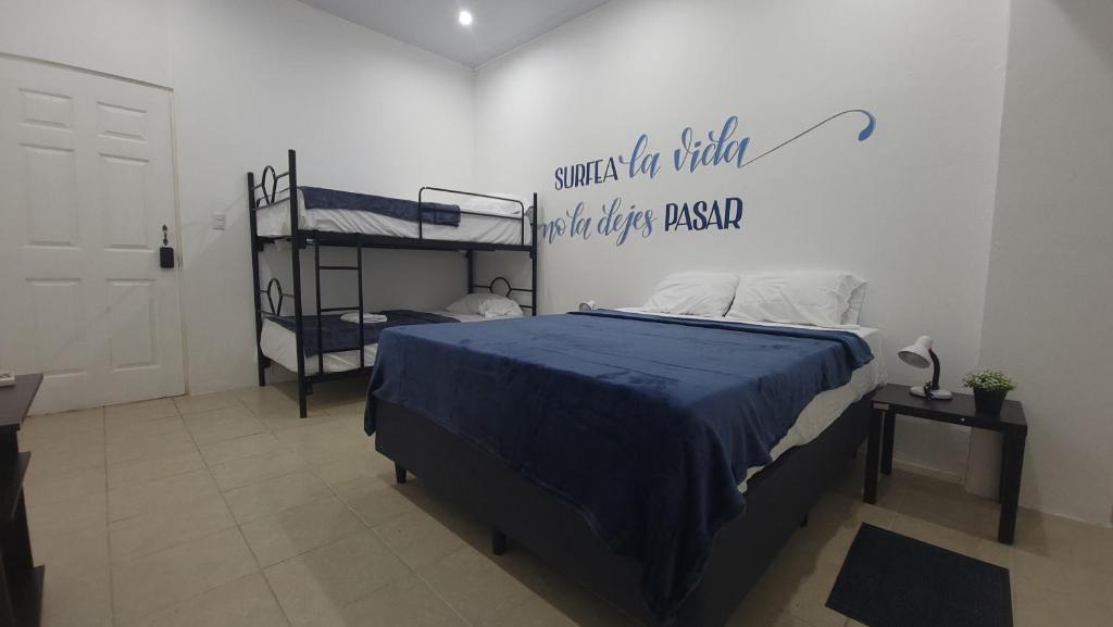 Postel nebo postele na pokoji v ubytování Surfo House Hotel & Hostel