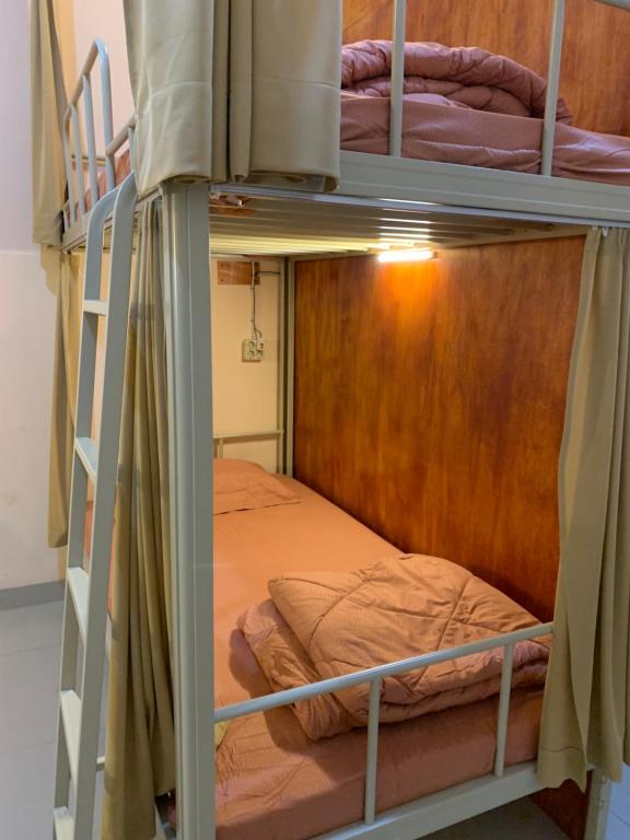 Palanda nebo palandy na pokoji v ubytování Backpacker Space