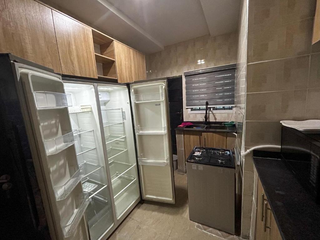 Kuchyň nebo kuchyňský kout v ubytování Abiodun Prime Apartment