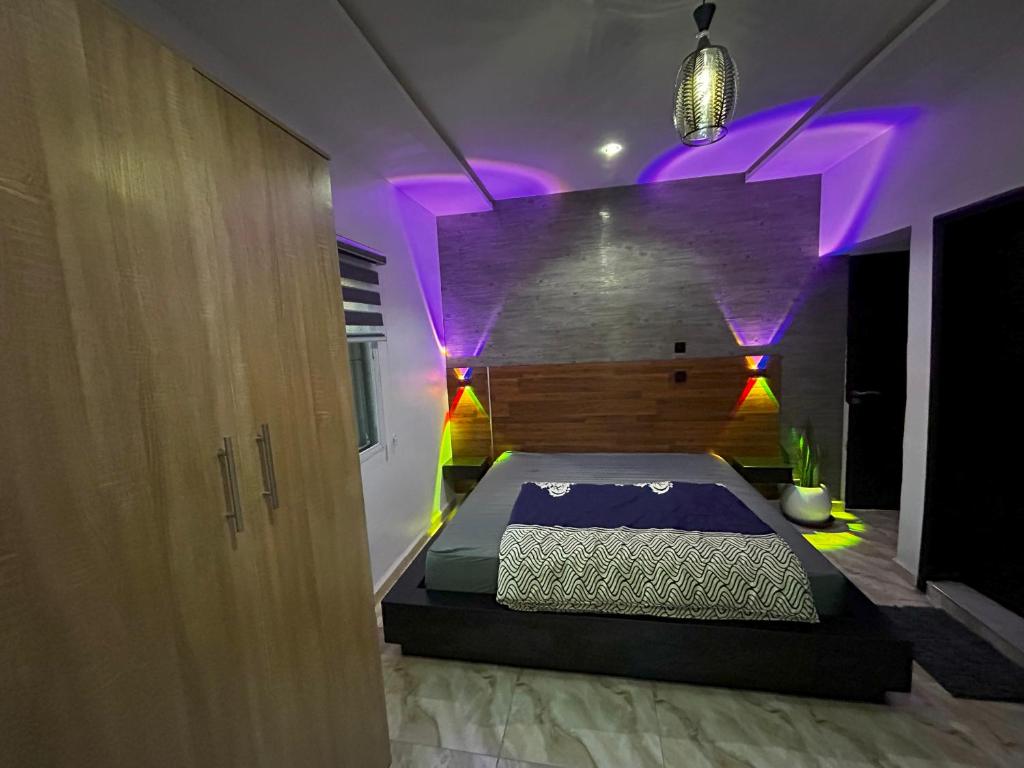 Postel nebo postele na pokoji v ubytování Abiodun Prime Apartment