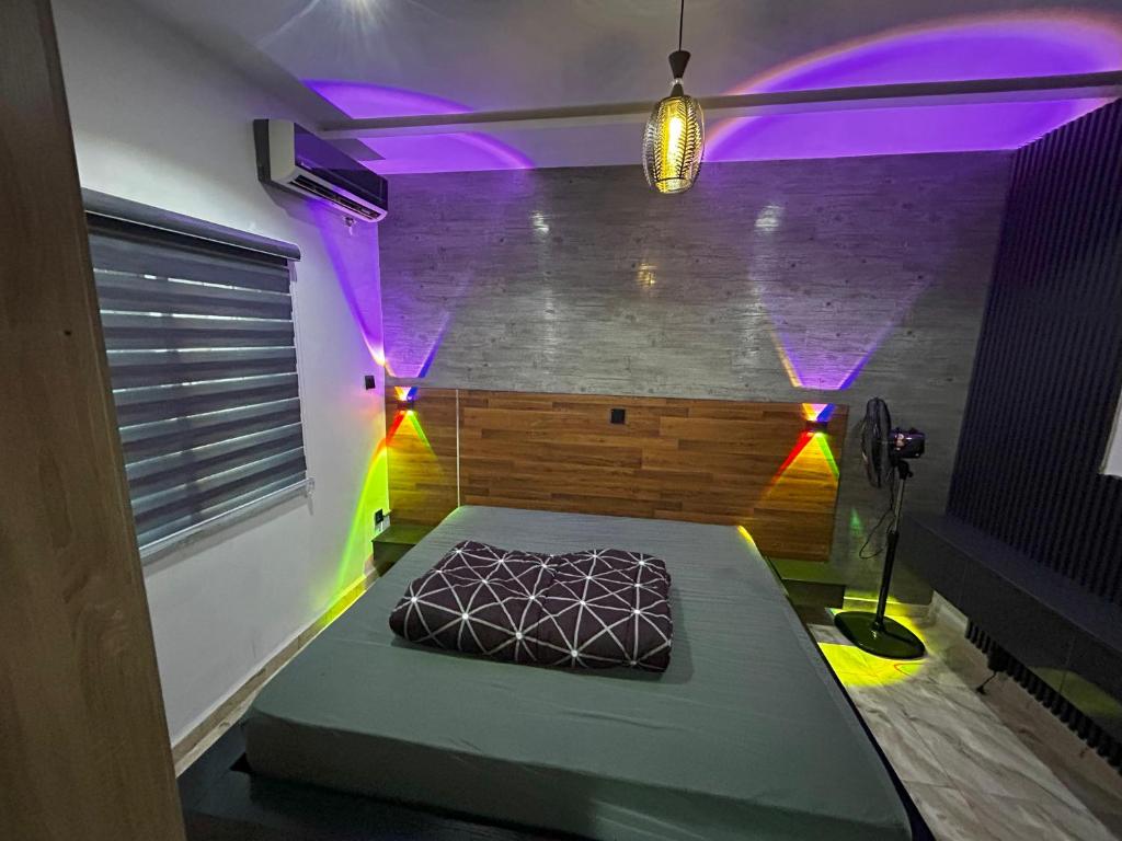 Postel nebo postele na pokoji v ubytování Abiodun Prime Apartment