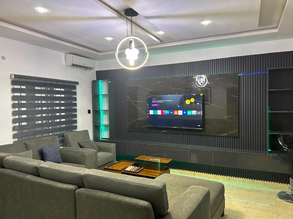 TV a/nebo společenská místnost v ubytování Abiodun Prime Apartment