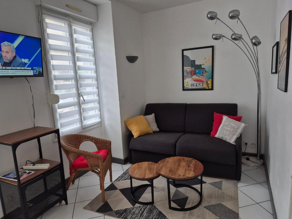 un salon avec un canapé et une table dans l'établissement Urban Chic 44 m2, à Brest