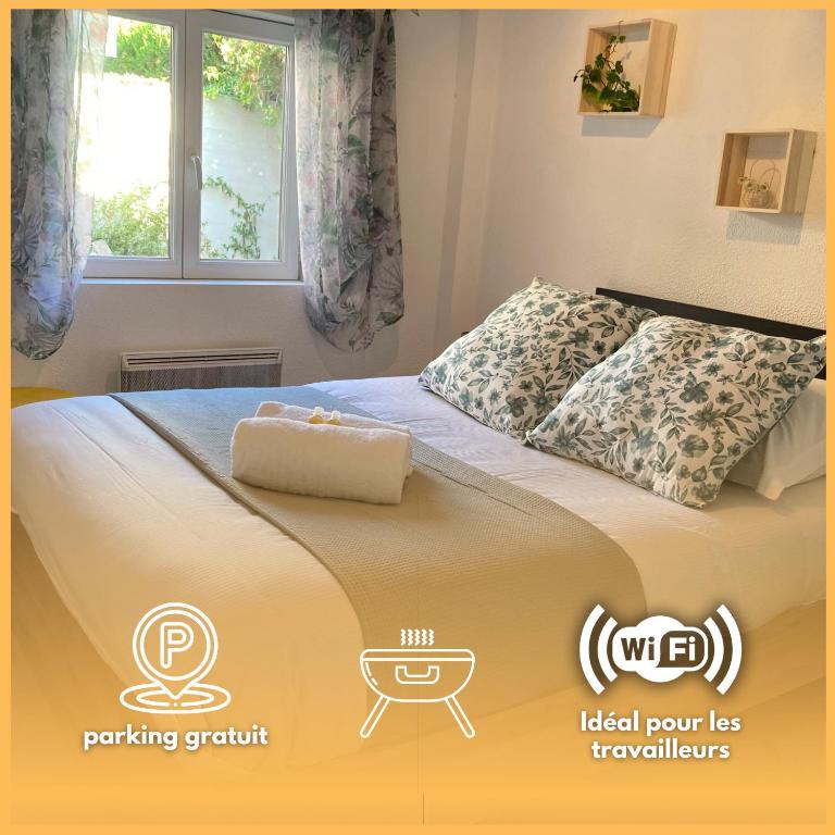 - un lit dans une chambre avec publicité dans l'établissement Harmony of Nature - 4 pers - Near Eurexpo and Groupama Stadium, à Saint-Priest