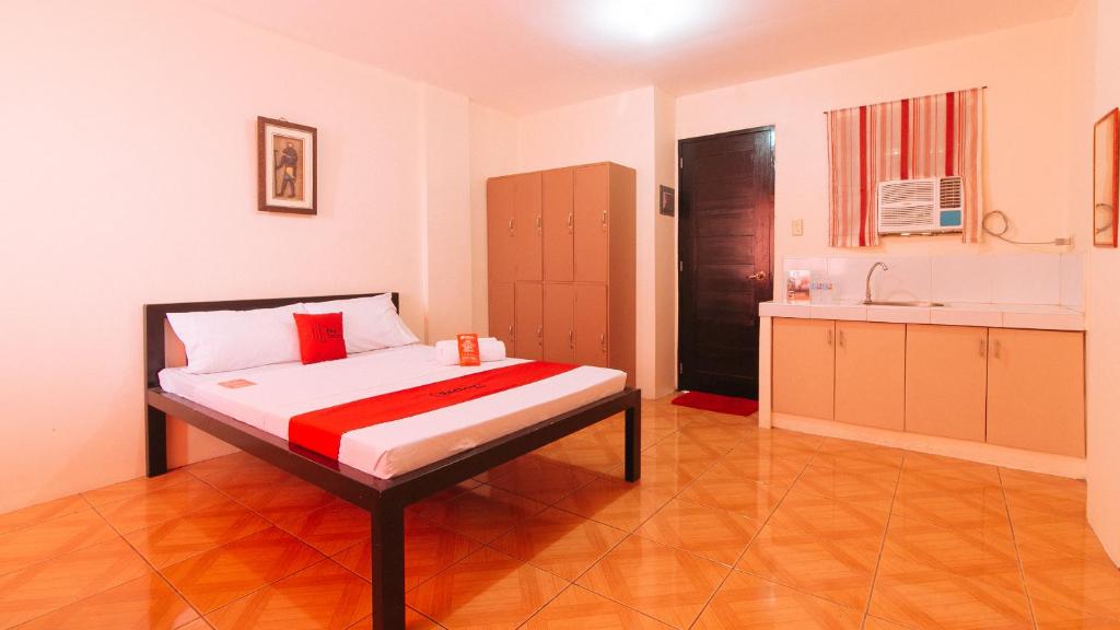 Postel nebo postele na pokoji v ubytování RedDoorz @ FDB Homes Nueva Ecija