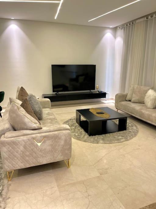 TV a/nebo společenská místnost v ubytování Adorable 2Br at mivida compound