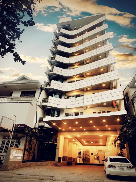 Cosiana Hue Hotel tọa lạc tại 8–10 Chu Văn An, ngay khu vực trung tâm Huế, thuận tiện để du khách đi bộ ra sông Hương và kết nối nhanh đến Cầu Trường Tiền, Chợ Đông Ba.