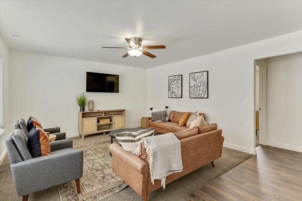 Imagine din galeria proprietății Right off Main St Spring Acres Arts Park Close în Springville