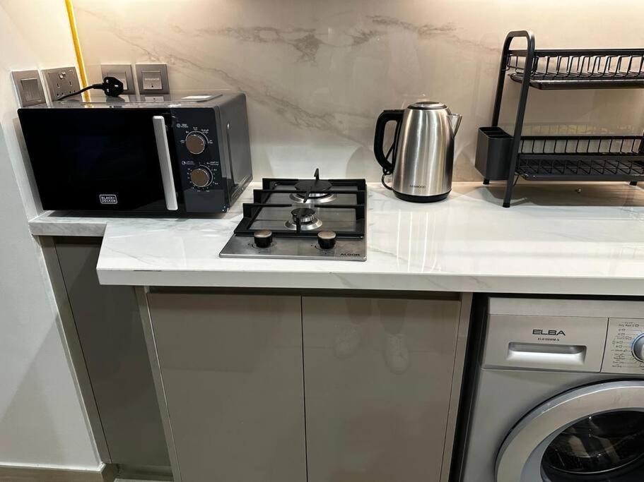 Azizi Riviera studioにあるキッチンまたは簡易キッチン