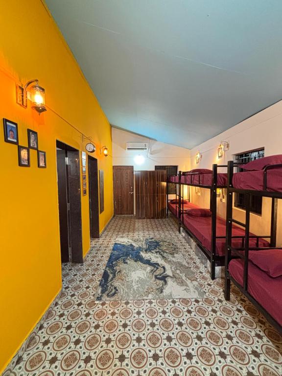 Postel nebo postele na pokoji v ubytování Hungama Hostel & Cafe - By SK