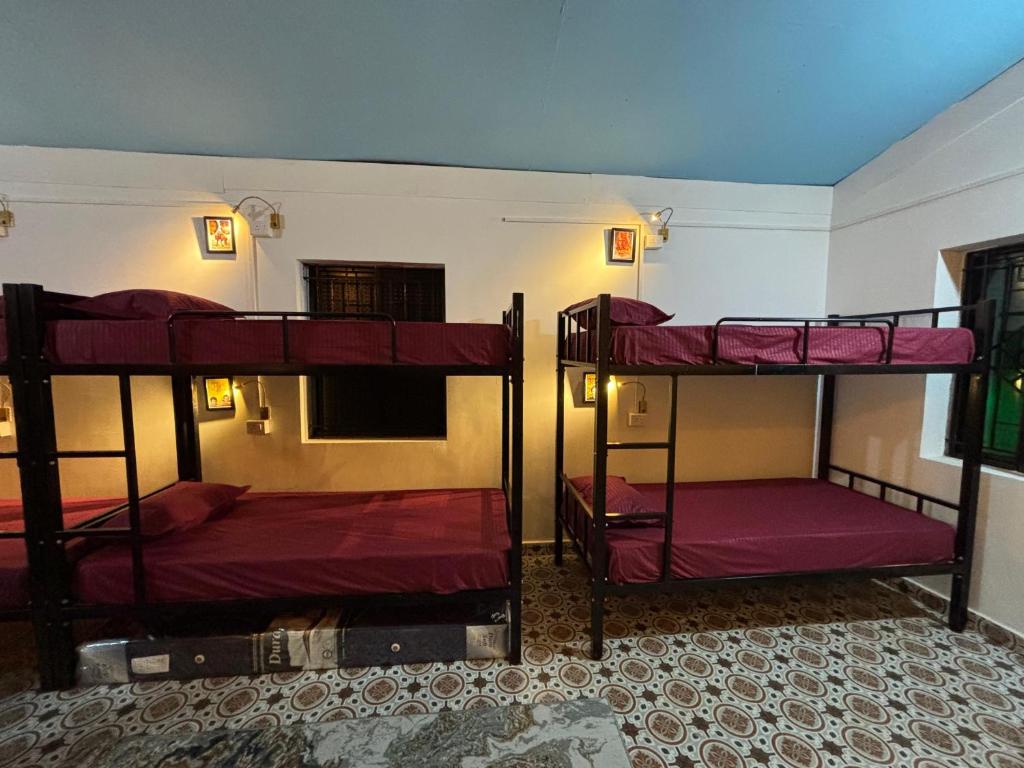 Postel nebo postele na pokoji v ubytování Hungama Hostel & Cafe - By SK