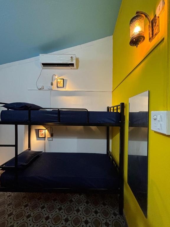 Postel nebo postele na pokoji v ubytování Hungama Hostel & Cafe - By SK