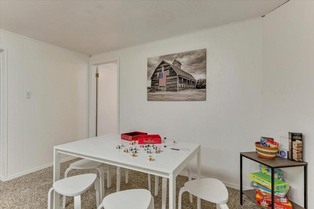 Fotografie z fotogalerie ubytování King Bed Full Kitchen Central Location v destinaci West Valley City