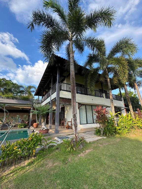 Aed väljaspool majutusasutust Laman Padi Villa in langkawi