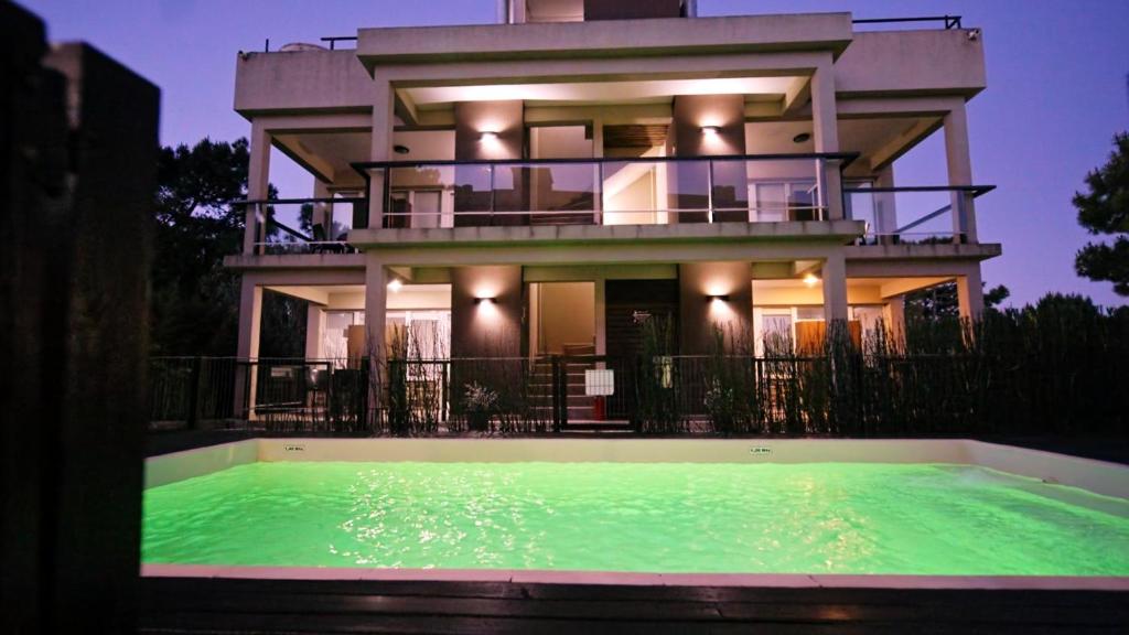 une maison avec une piscine devant dans l'établissement Médano 29 Departamentos en alquiler, à Las Gaviotas