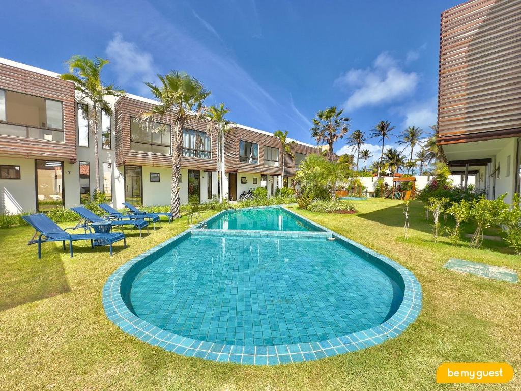 a swimming pool in the yard of a house at Bella Arte Porto das Dunas in Berra Bode