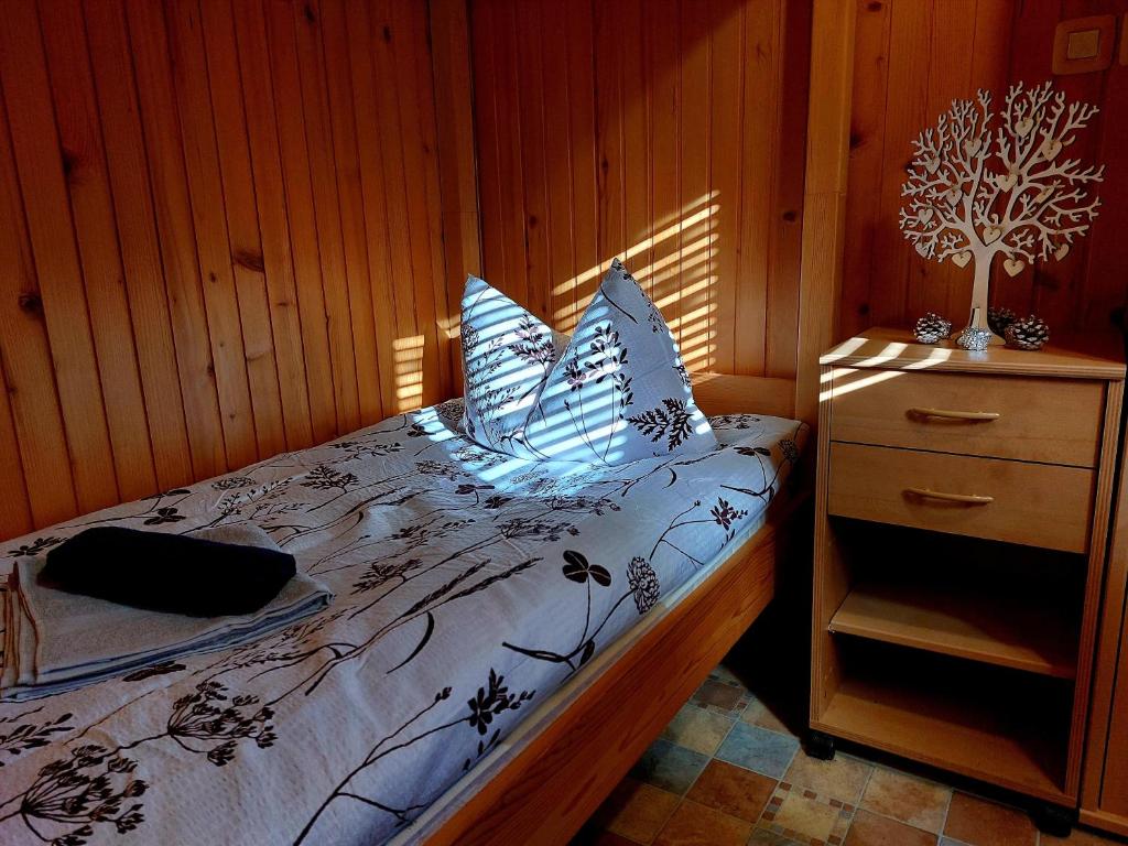 Postel nebo postele na pokoji v ubytování Koča Lipa pod Veliko planino