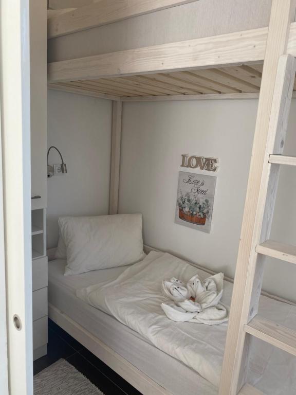 una camera con letto a castello e asciugamani di Rosebeach Appartement am Ossiachersee und Gerlitzen Skipiste a Bodensdorf