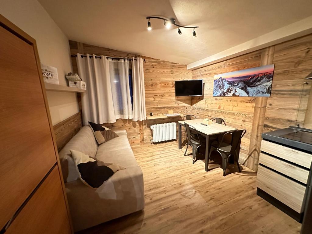 Televízia a/alebo spoločenská miestnosť v ubytovaní CASA CERVINIA SHUSS 2