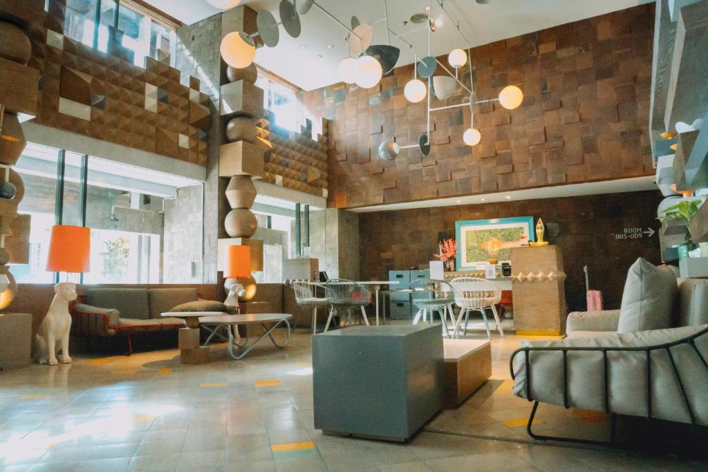 Uma área de estar em Tijili Hotel Seminyak