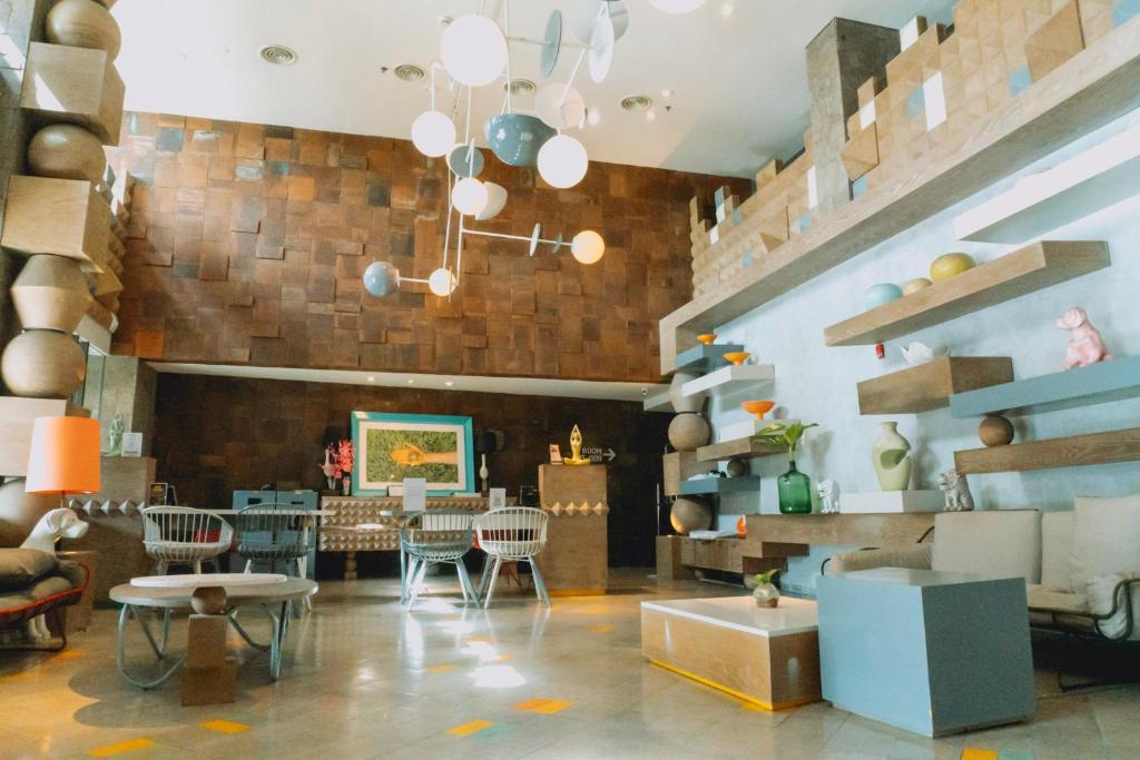 Uma área de estar em Tijili Hotel Seminyak