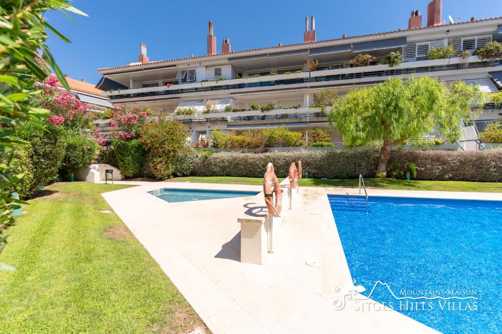 The swimming pool at or close to Apt Parc Del Mar in Sitges very near Beach