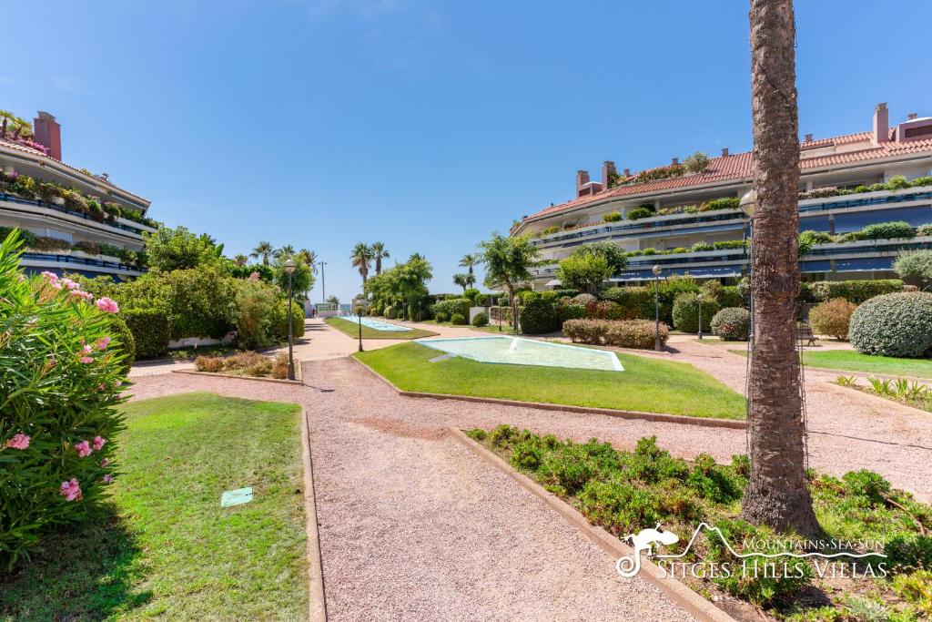 A garden outside Apt Parc Del Mar in Sitges very near Beach