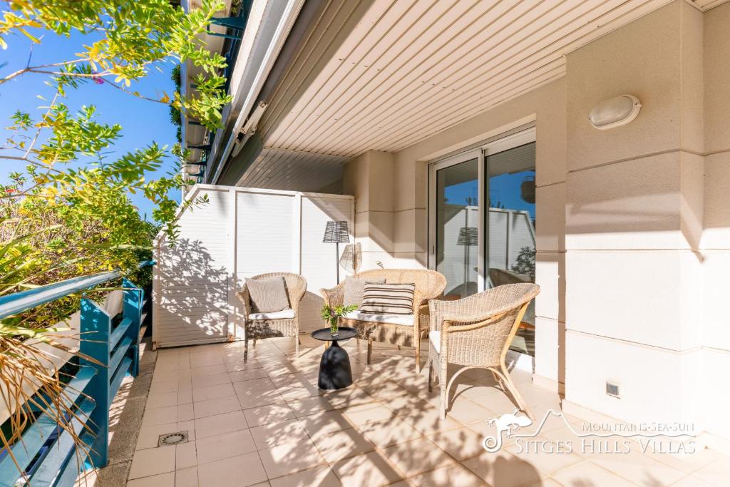A balcony or terrace at Apt Parc Del Mar in Sitges very near Beach