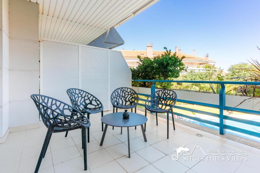 A balcony or terrace at Apt Parc Del Mar in Sitges very near Beach
