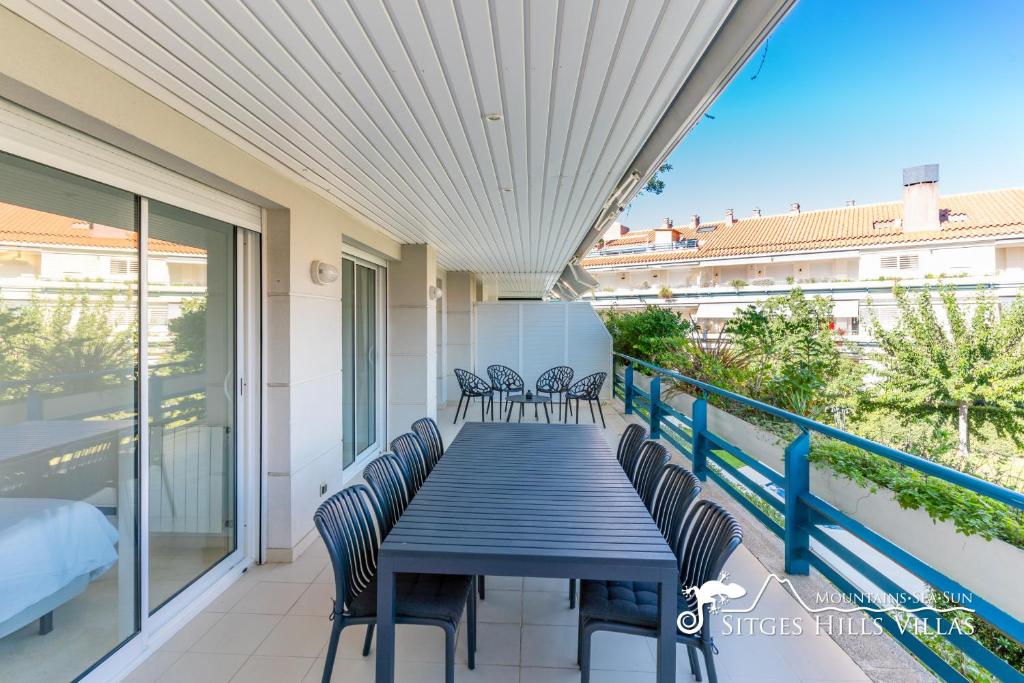 A balcony or terrace at Apt Parc Del Mar in Sitges very near Beach