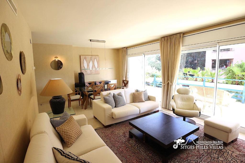 A seating area at Apt Parc Del Mar in Sitges very near Beach